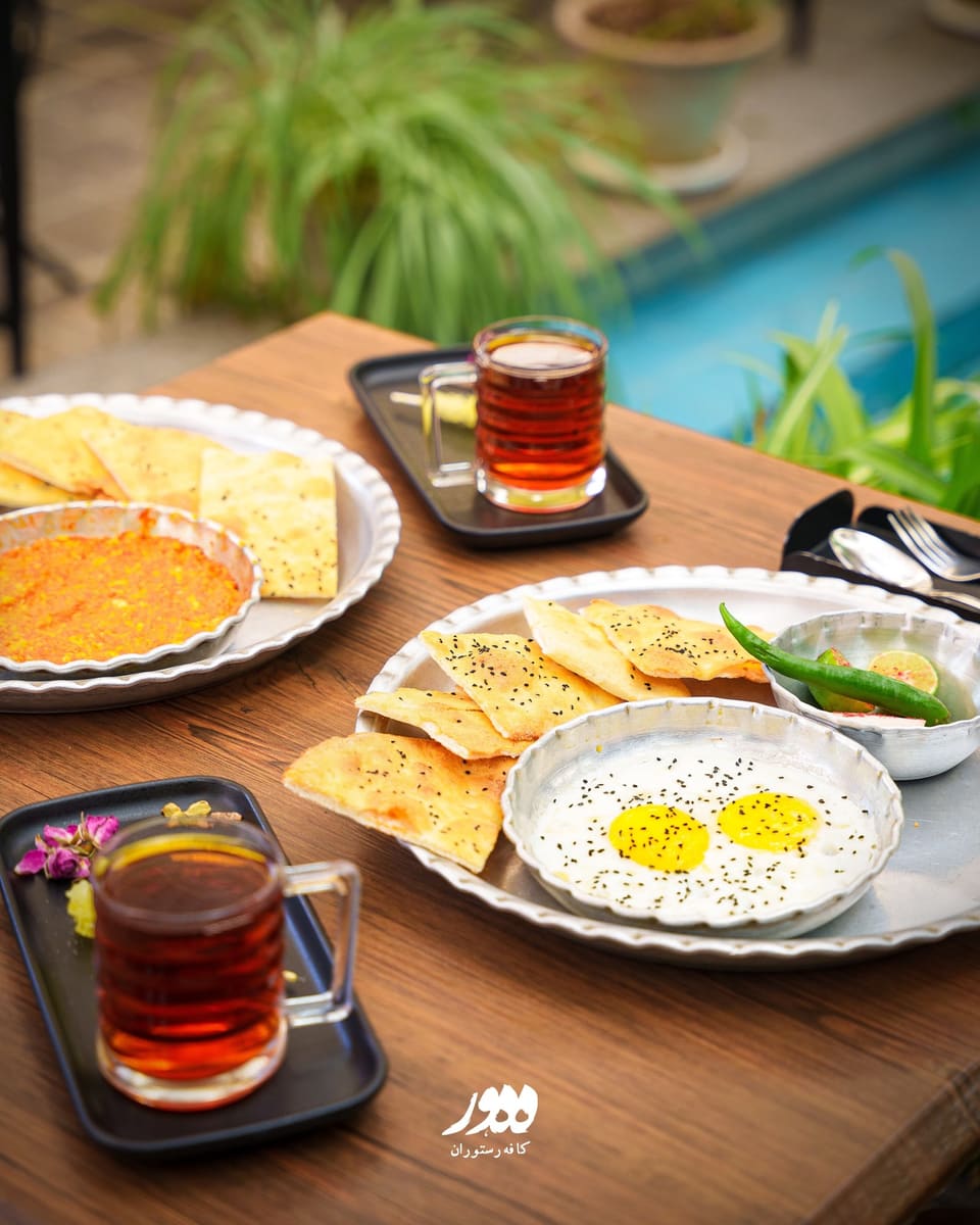 نیمرو با نان تنوری و چای