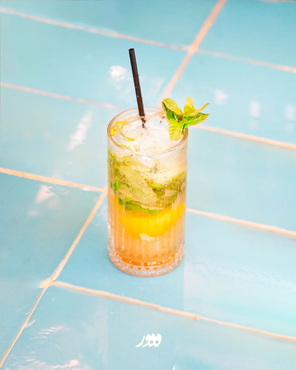 نوشیدنی سرد روی کاشی فیروزه‌ای