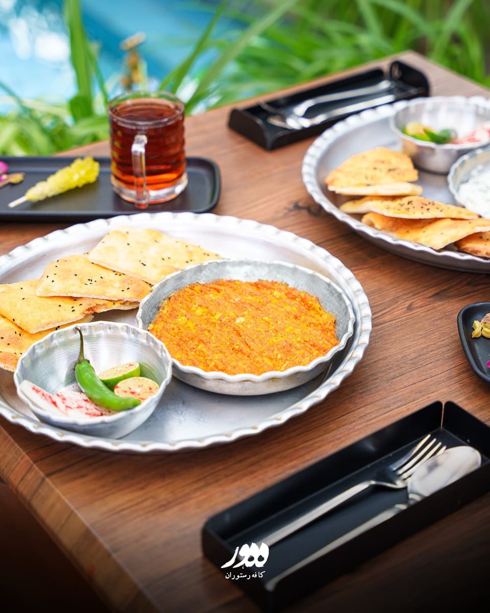 املت گوجه با نان و چای